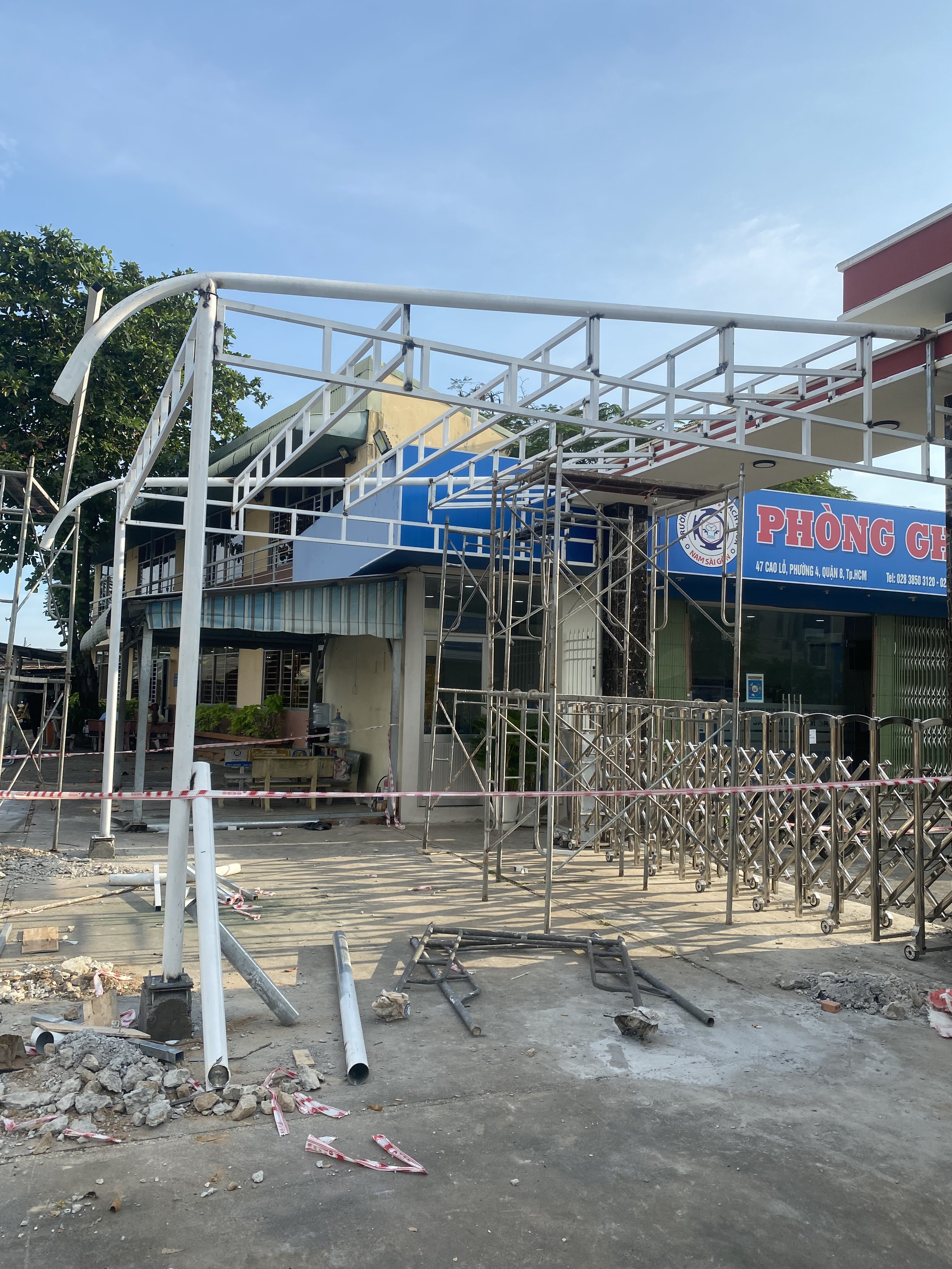 Thi công máy vồm cổng trường đại học nam Gòn 